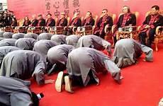 哪个明星跪拜靖国神社